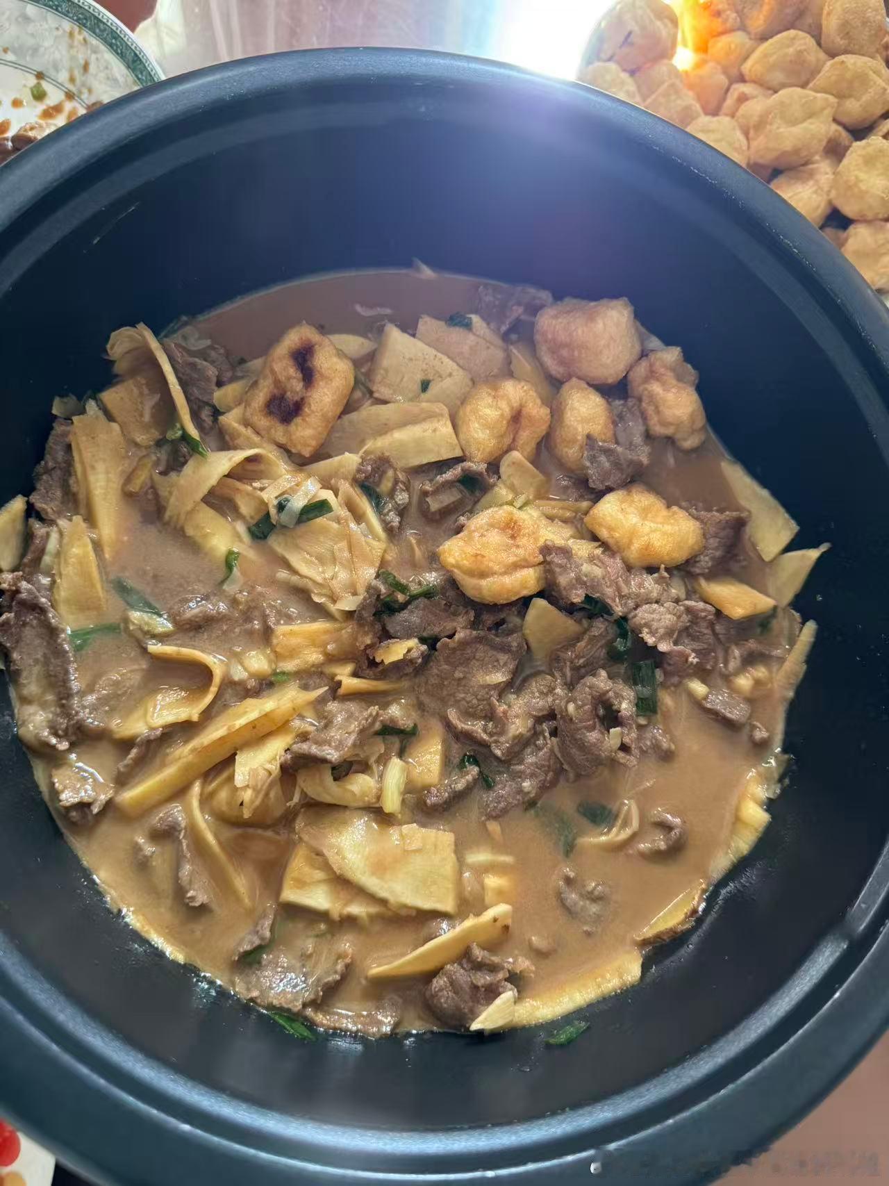 刘强东父母现身京东食堂做饭真的挺好两个老人现在70多身体看着挺好祝福老人父母还是