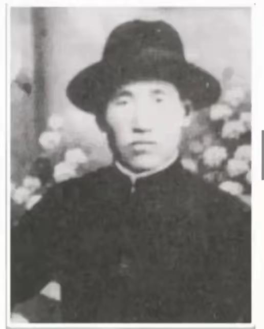 1944年，杜希刚正躺在炕上睡觉，就听到外面的狗叫得有些反常，他顺手摸出藏在枕头