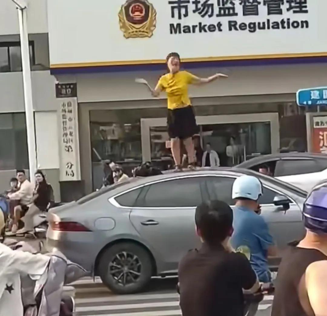 现在的人，到底是压力太大，还是想红想疯了，这两天时不时就有人站车上“蹦迪”，其中