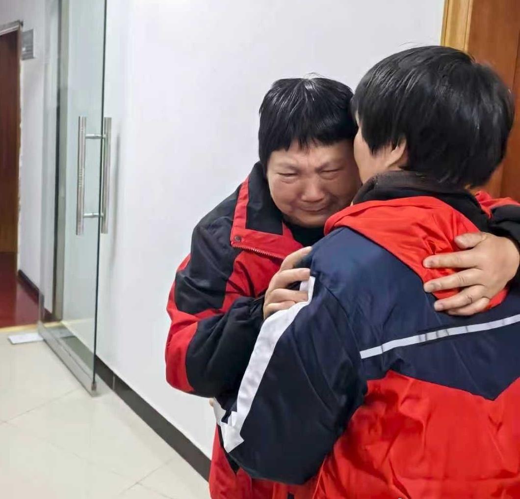 【等了18年！她终于与家人团聚】3月25日，在苍溪县救助站内，一声迟来的呼唤，牵