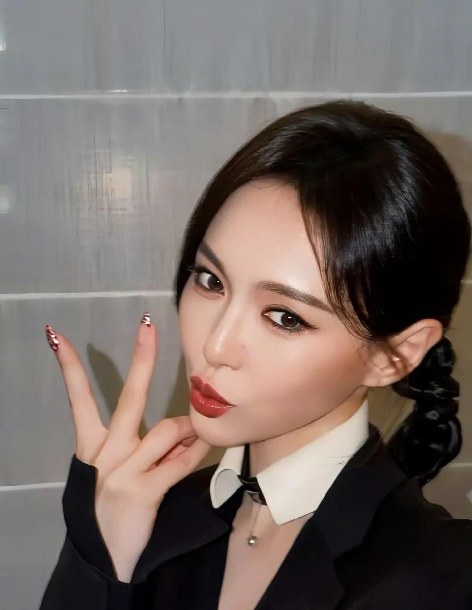 唐嫣发自拍了！！😍
姐自己发的 好漂亮[爱慕][爱慕]
1号发的今天才看到[抽
