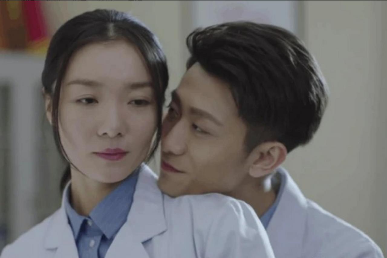 2016年《春风十里》片场，张一山和齐溪那场吻戏，是真亲。镜头里，张一山入戏太深