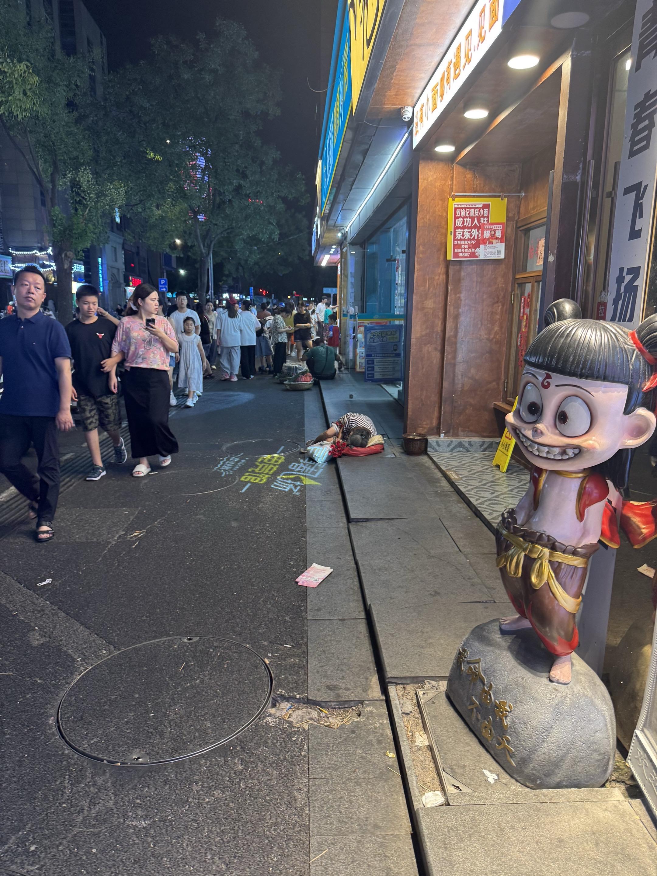在去吃晚饭的时候，路过繁华的科巷。看到一个老人，躺在地上，无数人从她身...