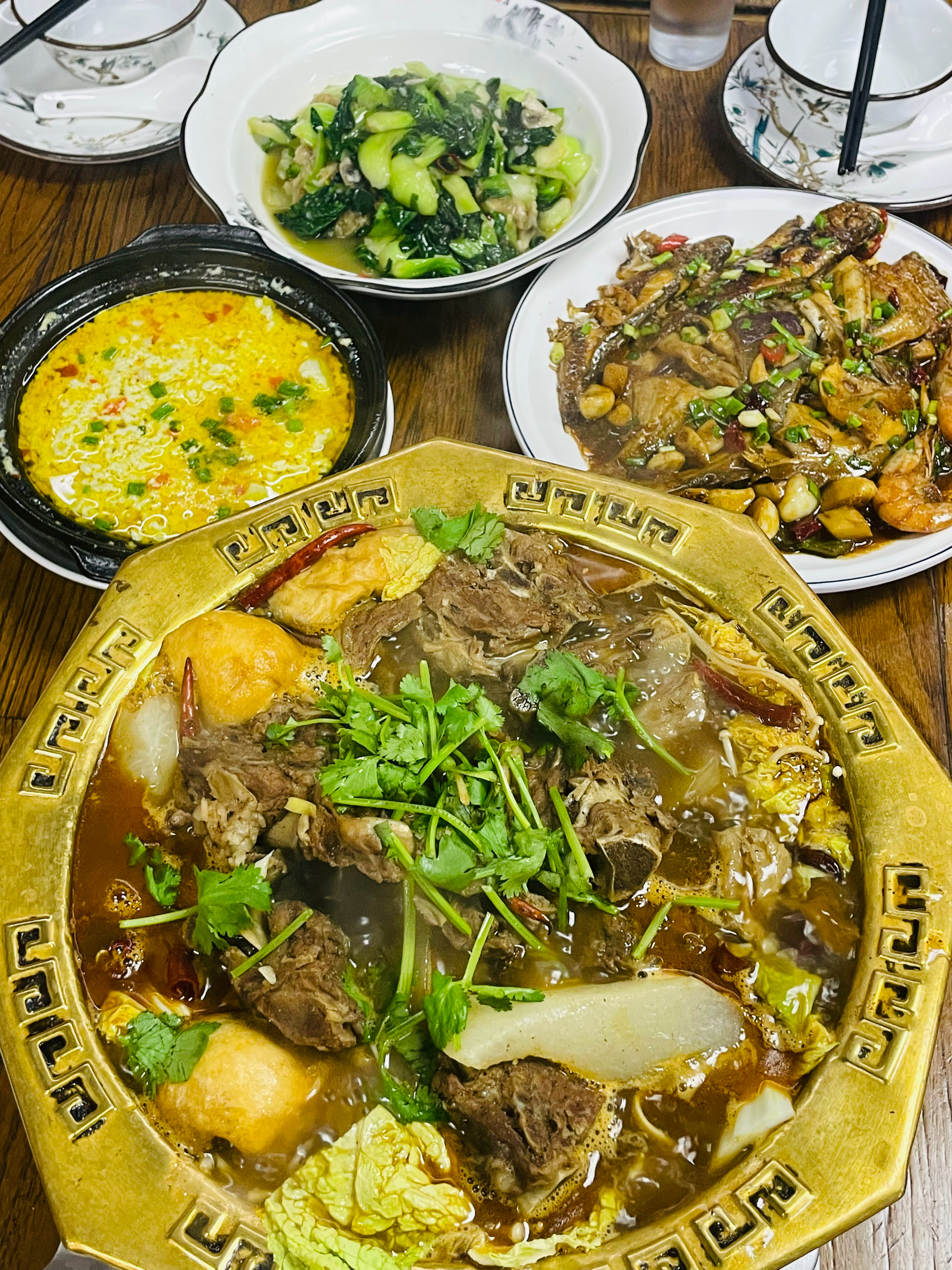 我五点钟己经吃好晚饭了，女儿又约我吃晚饭，那就带她出来吃夜宵吧，吃个羊蝎子。 