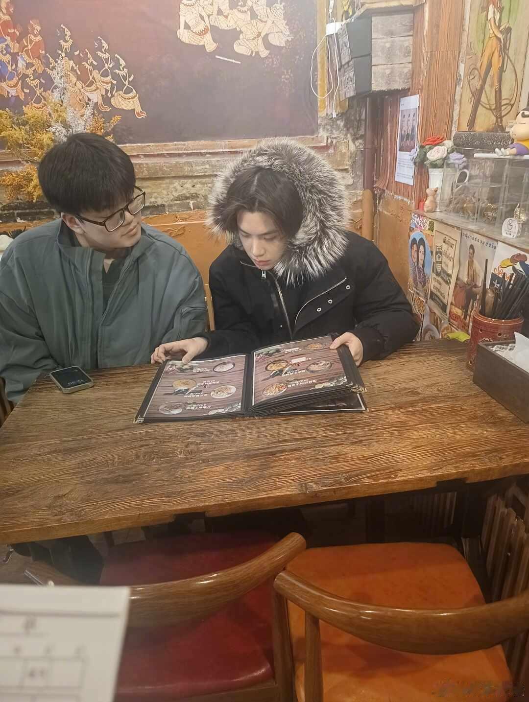 黄明昊泰国餐厅被偶遇 网友在杭州的泰国餐厅吃饭偶遇黄明昊，小贾私下被抓拍的生图都