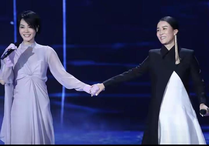 王菲之所以高冷，因为她的肚子里没墨水吗？李敖曾这样评价王菲。我就纳闷了，既然王菲