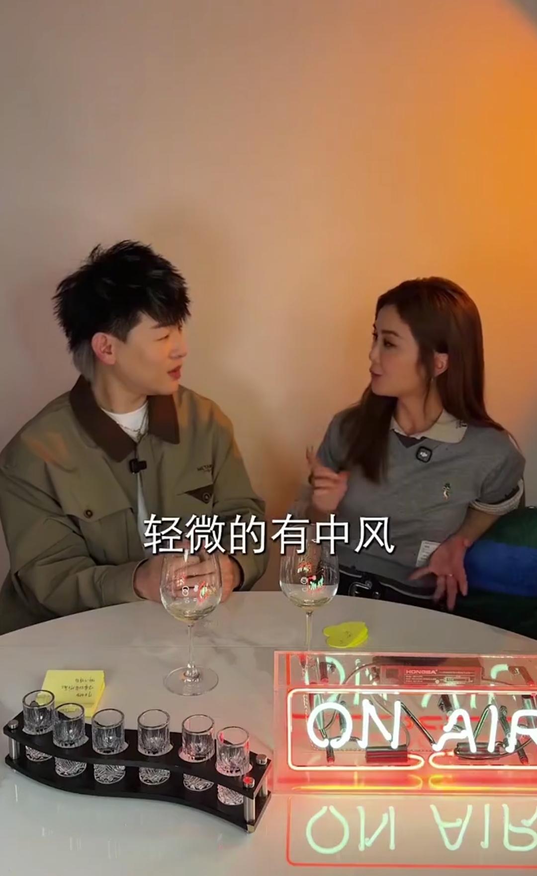 最近蔡卓妍因为嗓子不舒服，
唱歌发声困难去医院检查，
没想到医生告诉她，
她的情