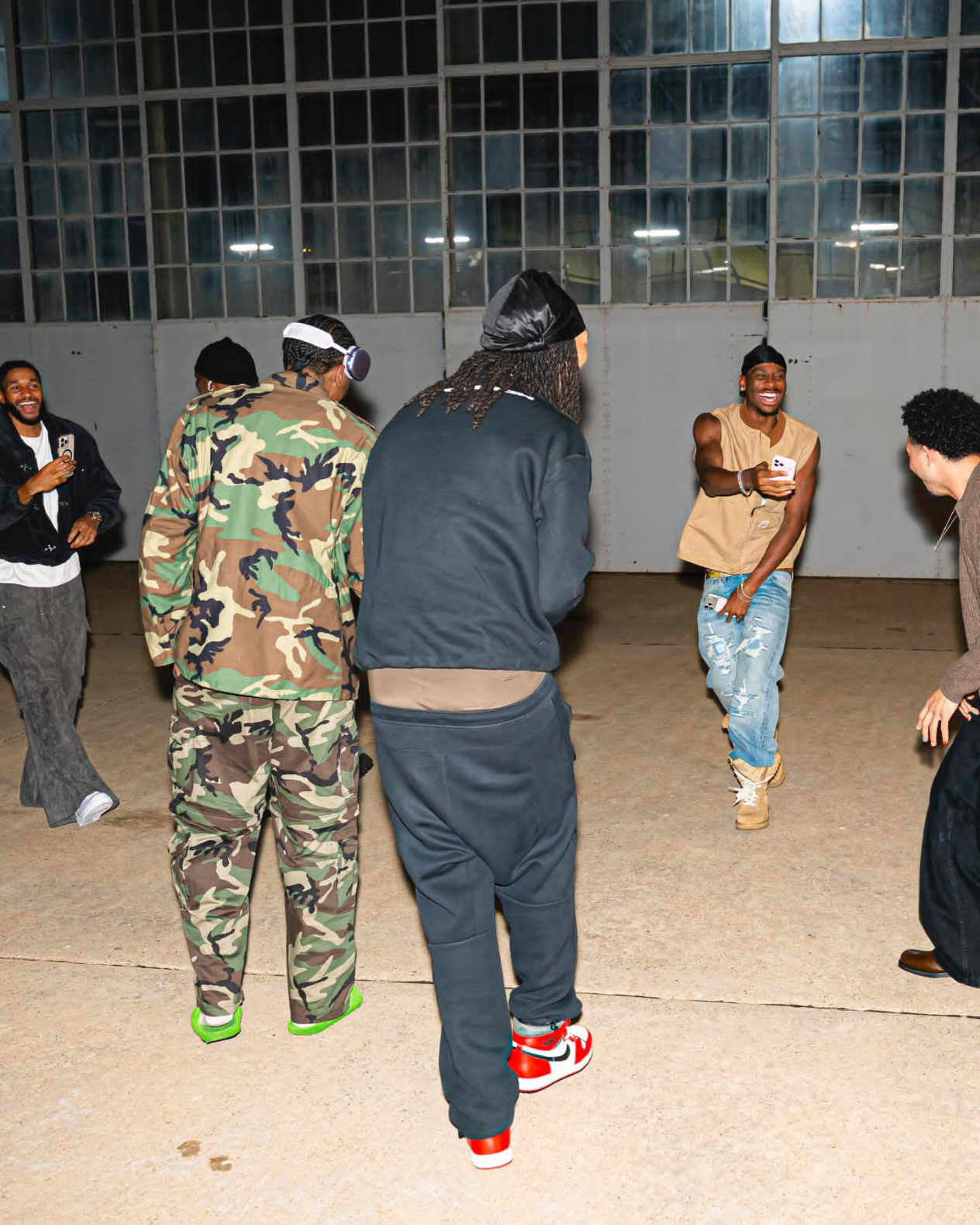 雷霆官方晒照回顾昨天的接机，麦凯恩的热舞片段被NBA官方、BR等很多自媒体账号转