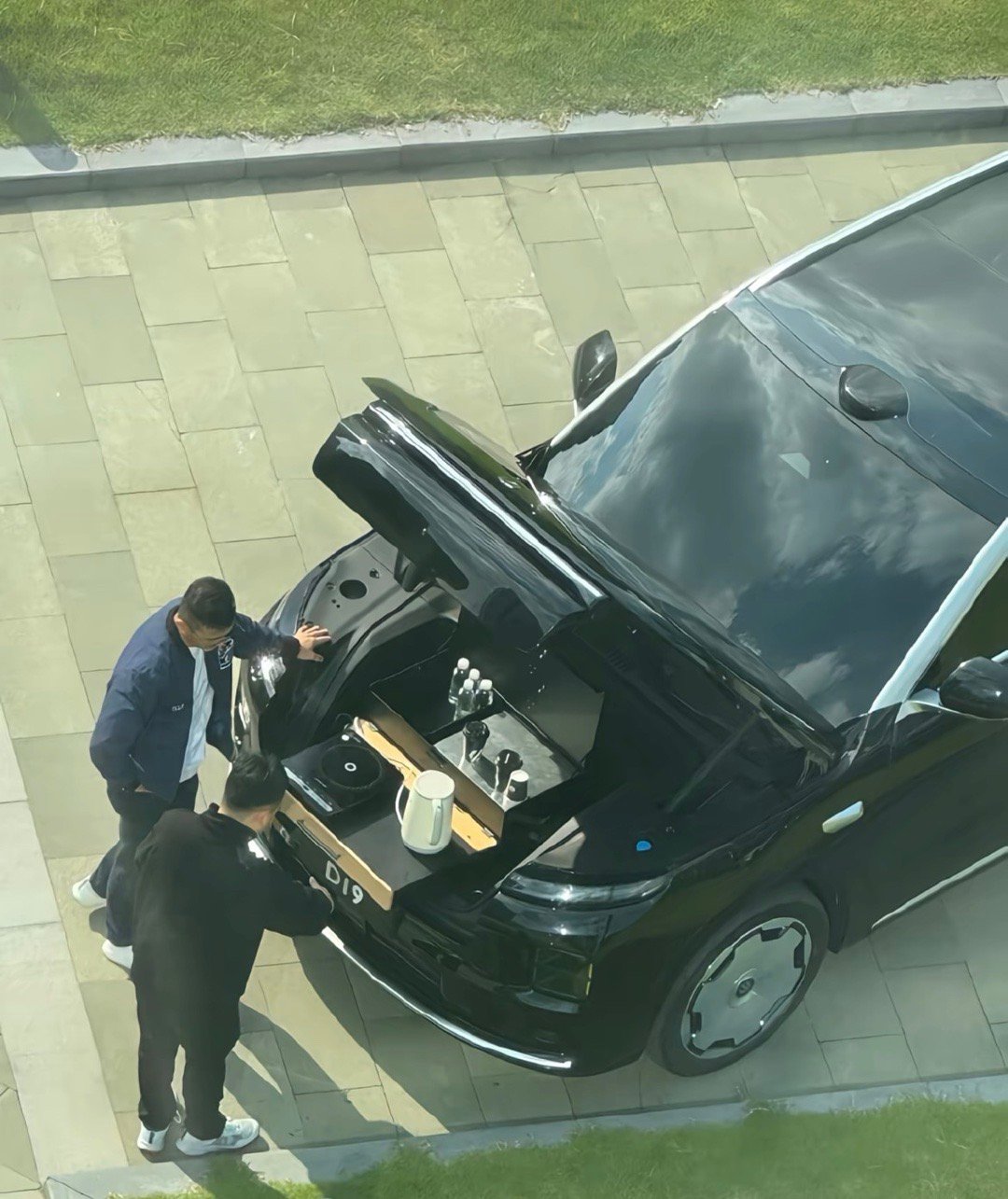 零跑d19 这是把外放电功能做到前备箱的同时还塞了一个220V的插座！？ ​​​