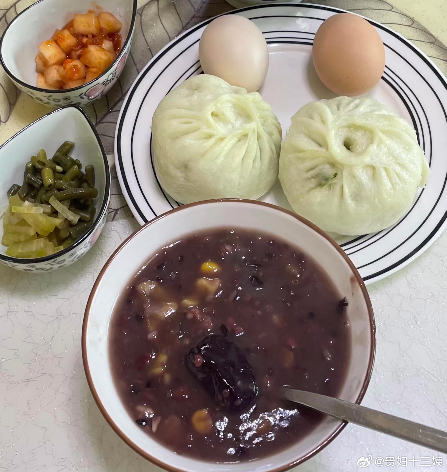 今日份早餐，吃包子喝粥吃咸菜 ​​​