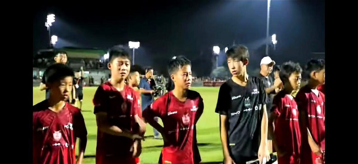 0-2，红队倒在苏州阳澄湖半岛8号场。
主力发烧缺阵，停赛的袁良宇只能在场边干看
