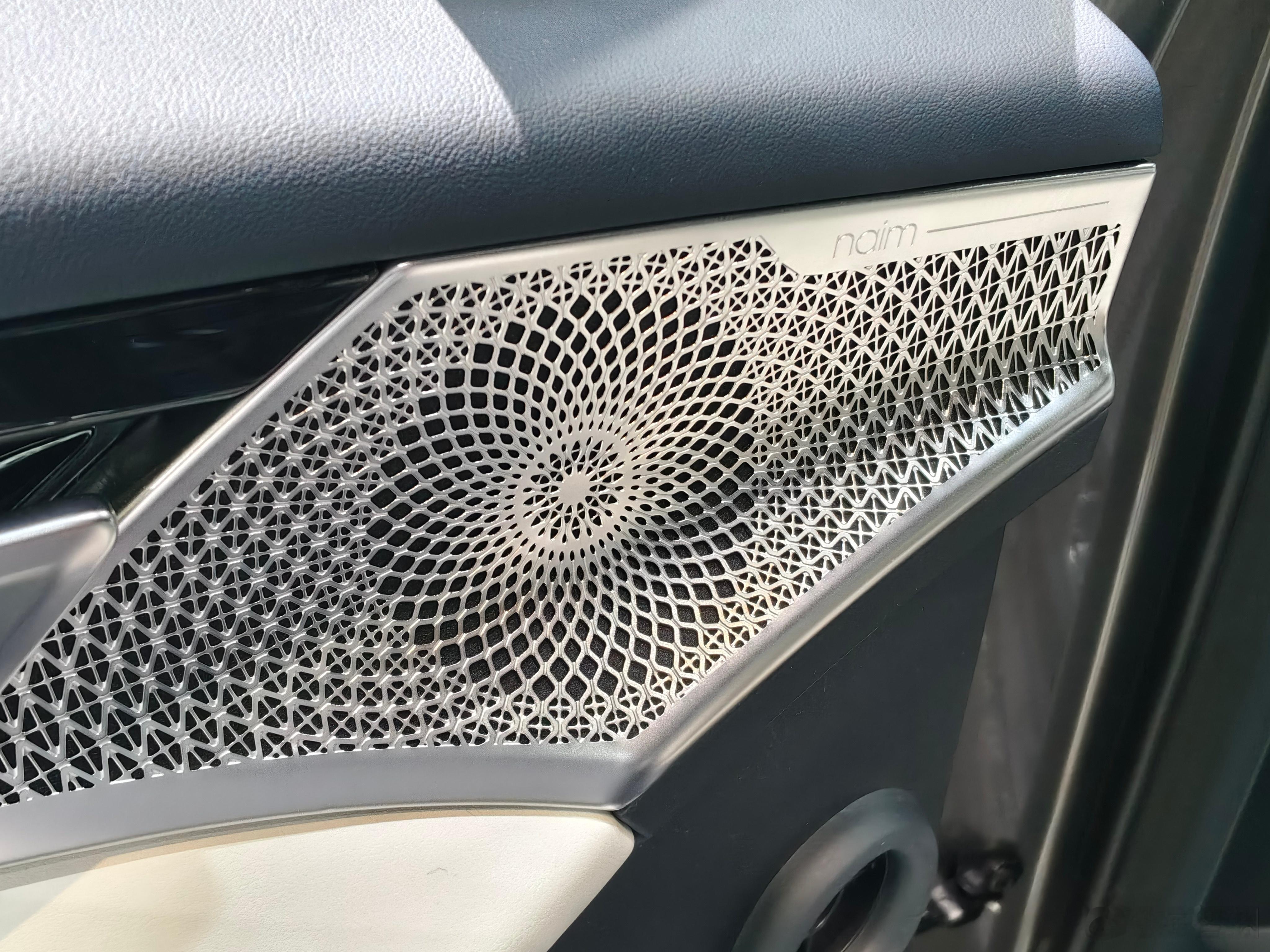 刚才去极氪展台想看看新款009，结果偶遇李书福等嘉宾也来参观极氪，在红色极氪8X