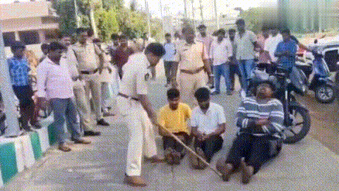 印度男子犯法挨抓，被警察当街打脚底板，疼得直喊妈

近日，一段印度警察当街处罚犯