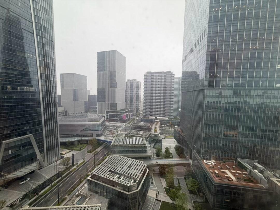 从一个小笼子到另一个小笼子！困在自己的笼子里！ 