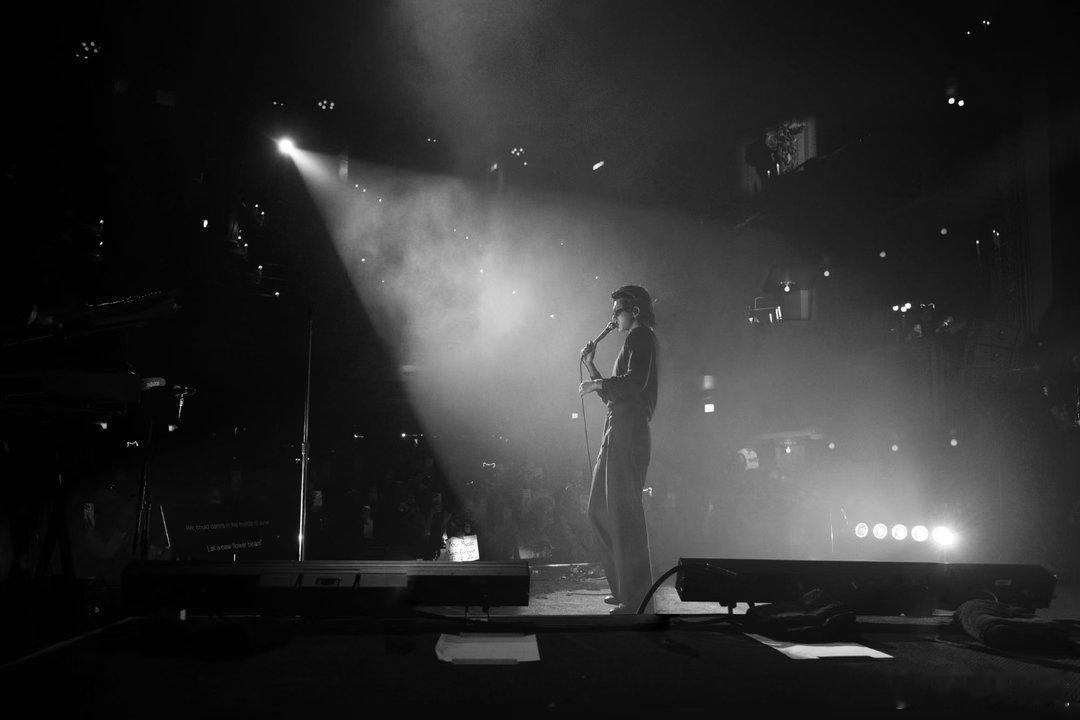 蔡徐坤回应男粉说我爱你 他回“我也爱你”的时候语气很轻，但态度很重。不是随便说说