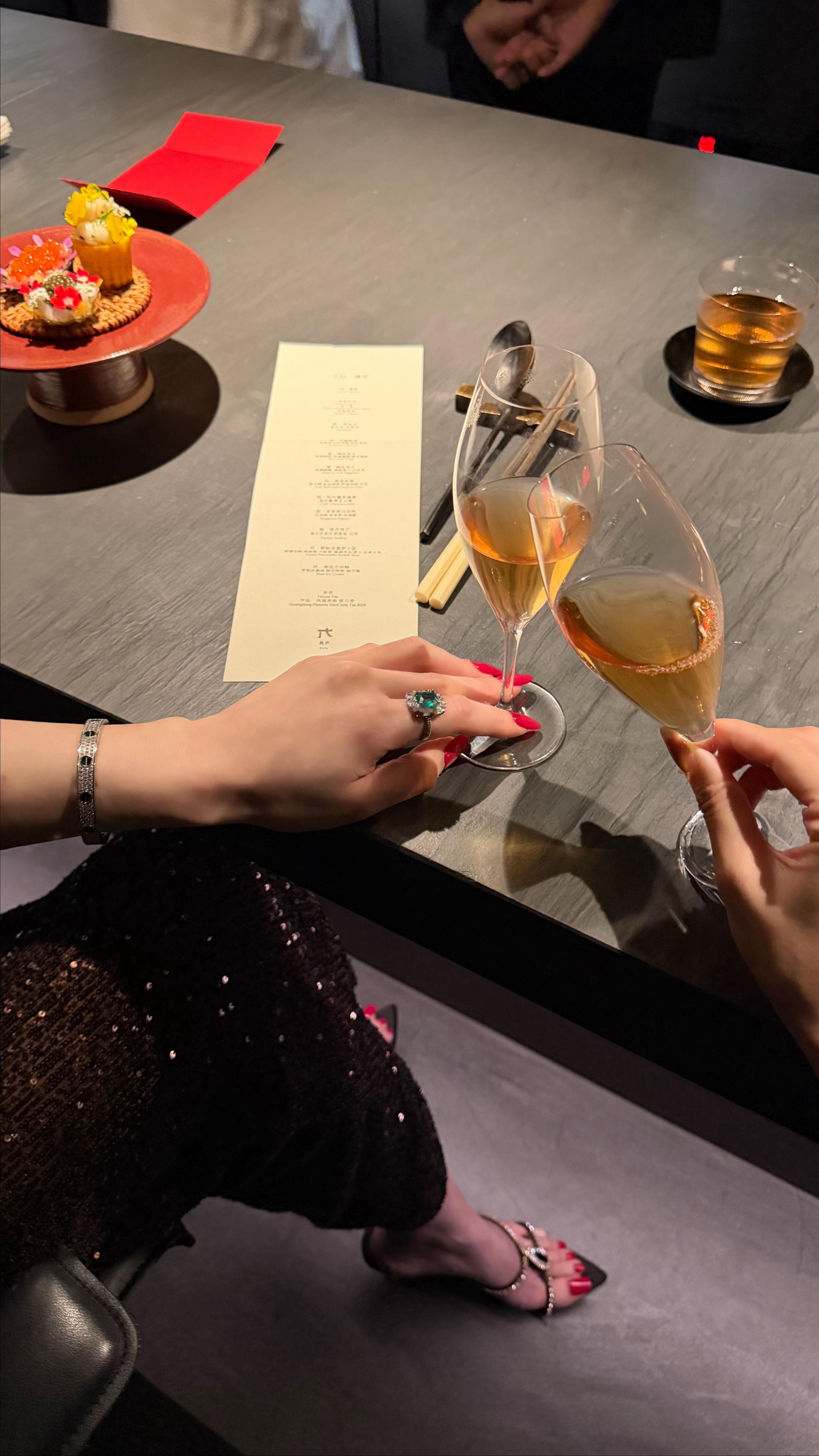 今天是请吃饭的漂亮姐姐 