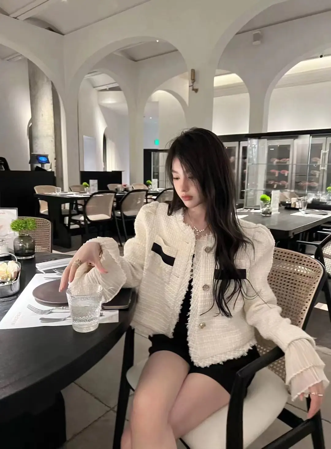 女人过了二十岁 就不能穿得像小孩子
