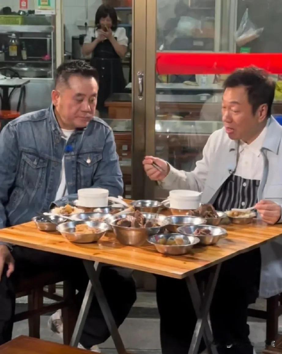 
明星在泉州——TVB视帝黎耀祥近日打卡泉州，逛吃逛喝很惬意，另，12月林志炫将