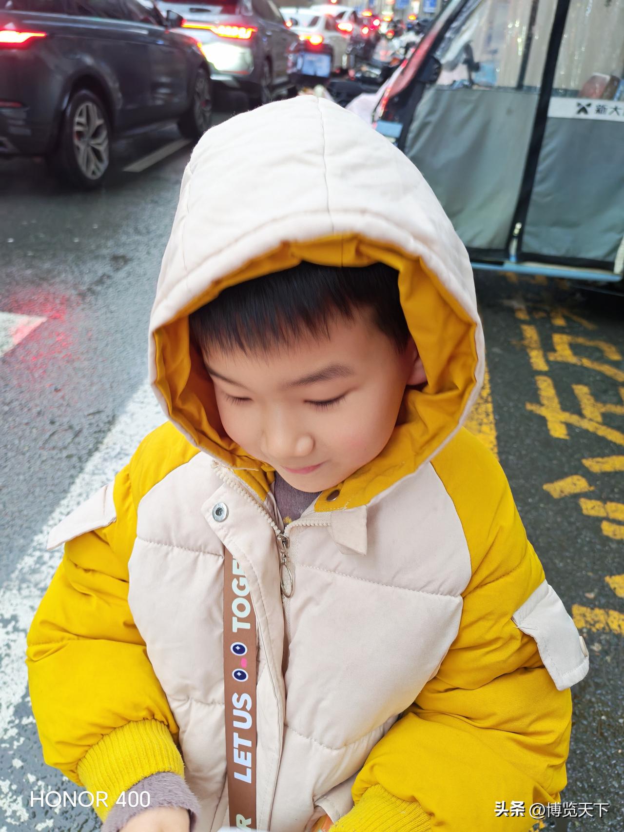 孩子终会在鸡飞狗跳的生活中长大。
今天下午出来带他买玩具时，其实也没有很贵，买了