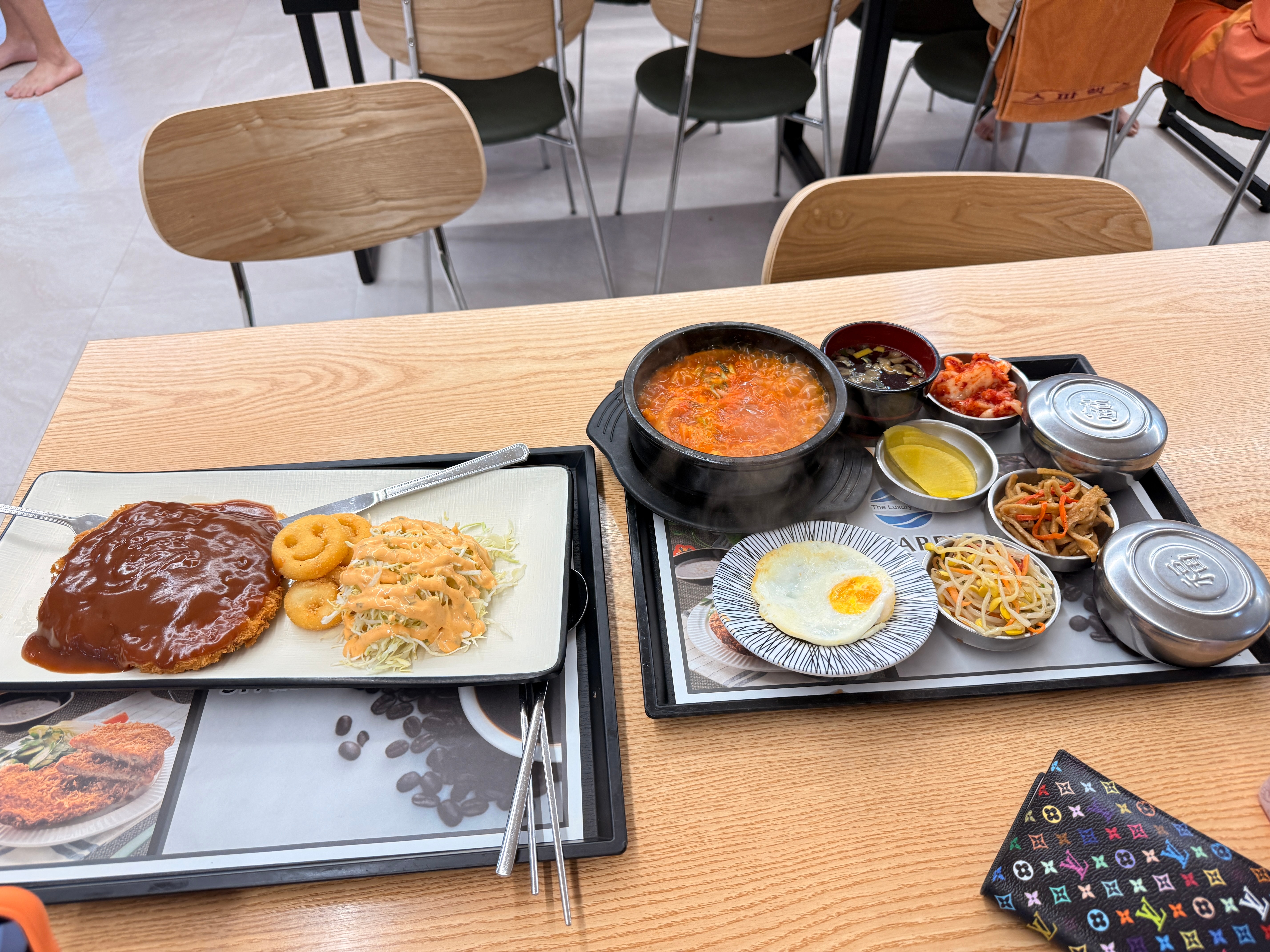 这家洗浴的泡菜汤是我吃过味最正的。别管我一个人就要吃这么多。 