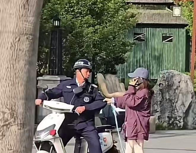 女子景区遛狗不牵绳，保安劝阻反遭其辱骂与碰瓷，她还恶人先告状，报警让保安给她道歉