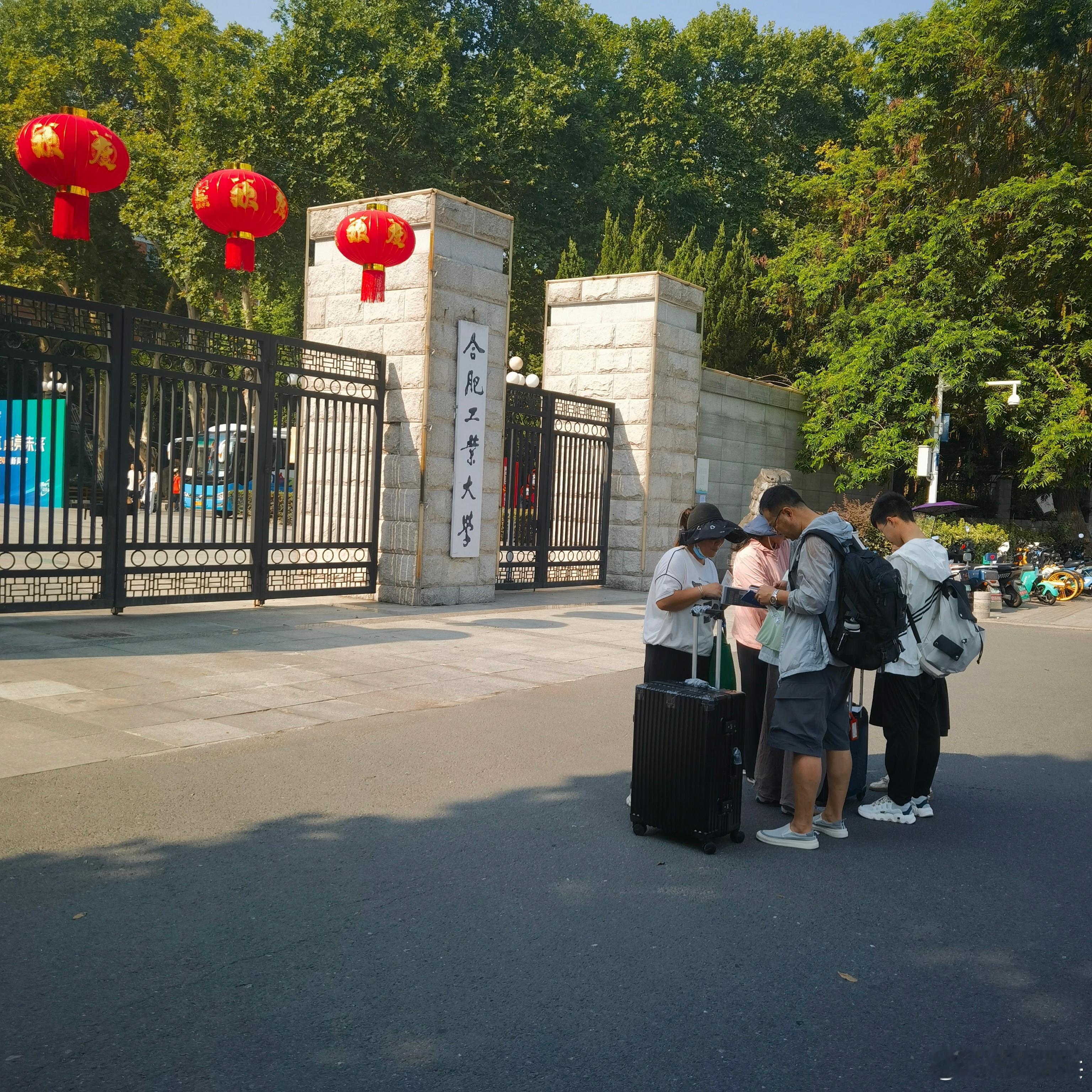 #新生报道# 合肥工业大学新生开始报道了，在门口站了一会，看了大概十个学生，一半