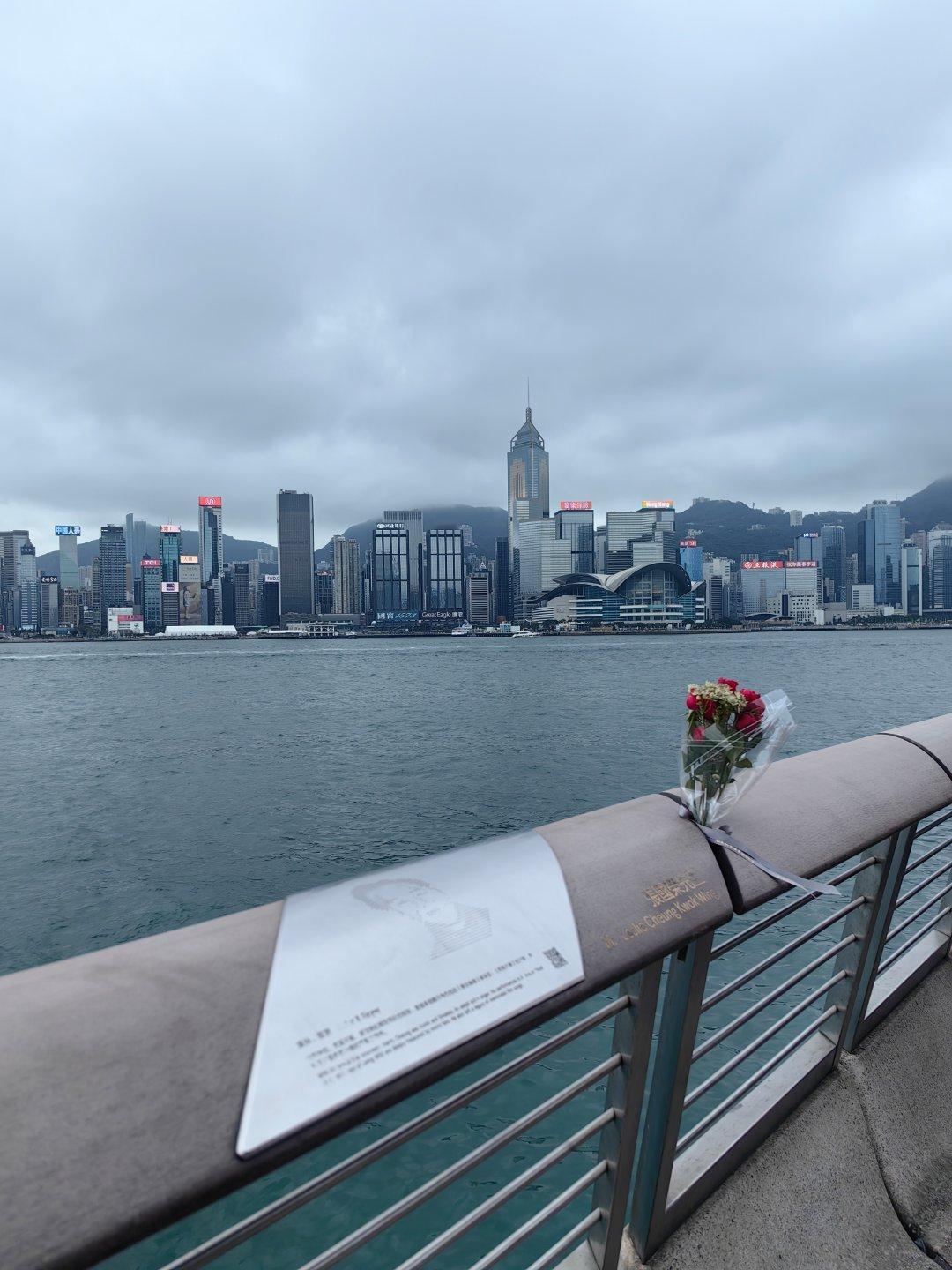 逛下香港星光大道， 张国荣  星牌旁边还有鲜花  