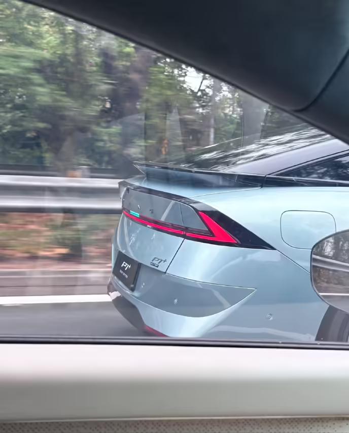 冲哥给你唠个新瓜，小鹏 P7 + 增程版实车曝光啦！新车换了新造型，淡蓝色车漆很