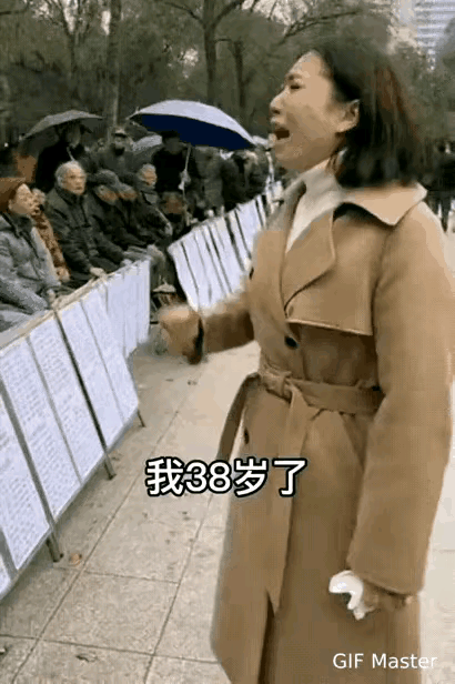 就看这个38岁的女子，面对别人愤怒的抗争的时候，我想所有人都只有一种感受：惹不起