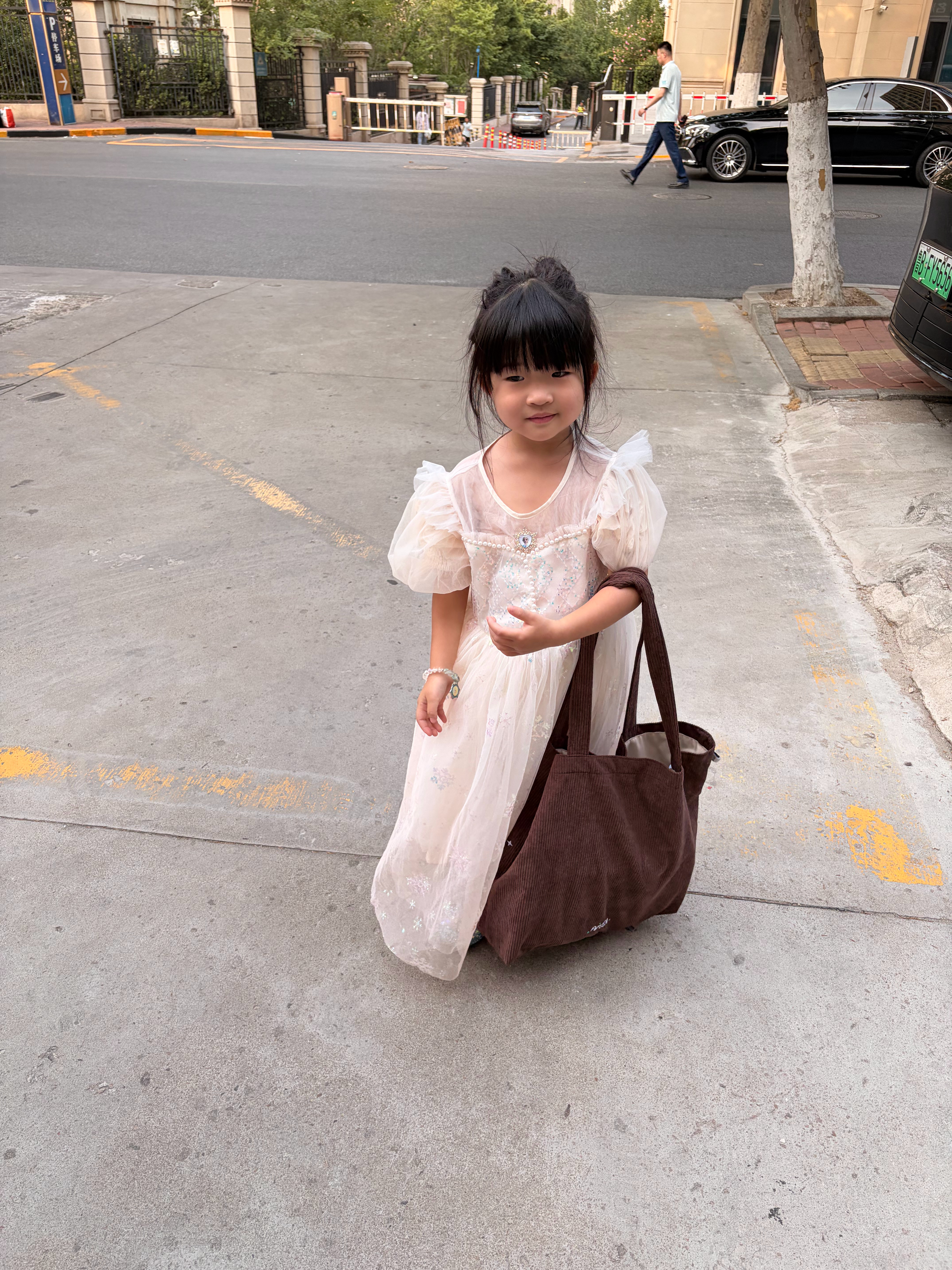 让泡背自己的玩具 泡：我背不了，我是溜肩。 