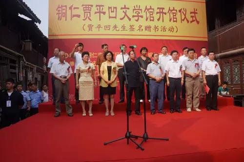 多位在世作家建文学馆，为何大家只跟贾平凹过不去？
    建国之后，在世期间拥有