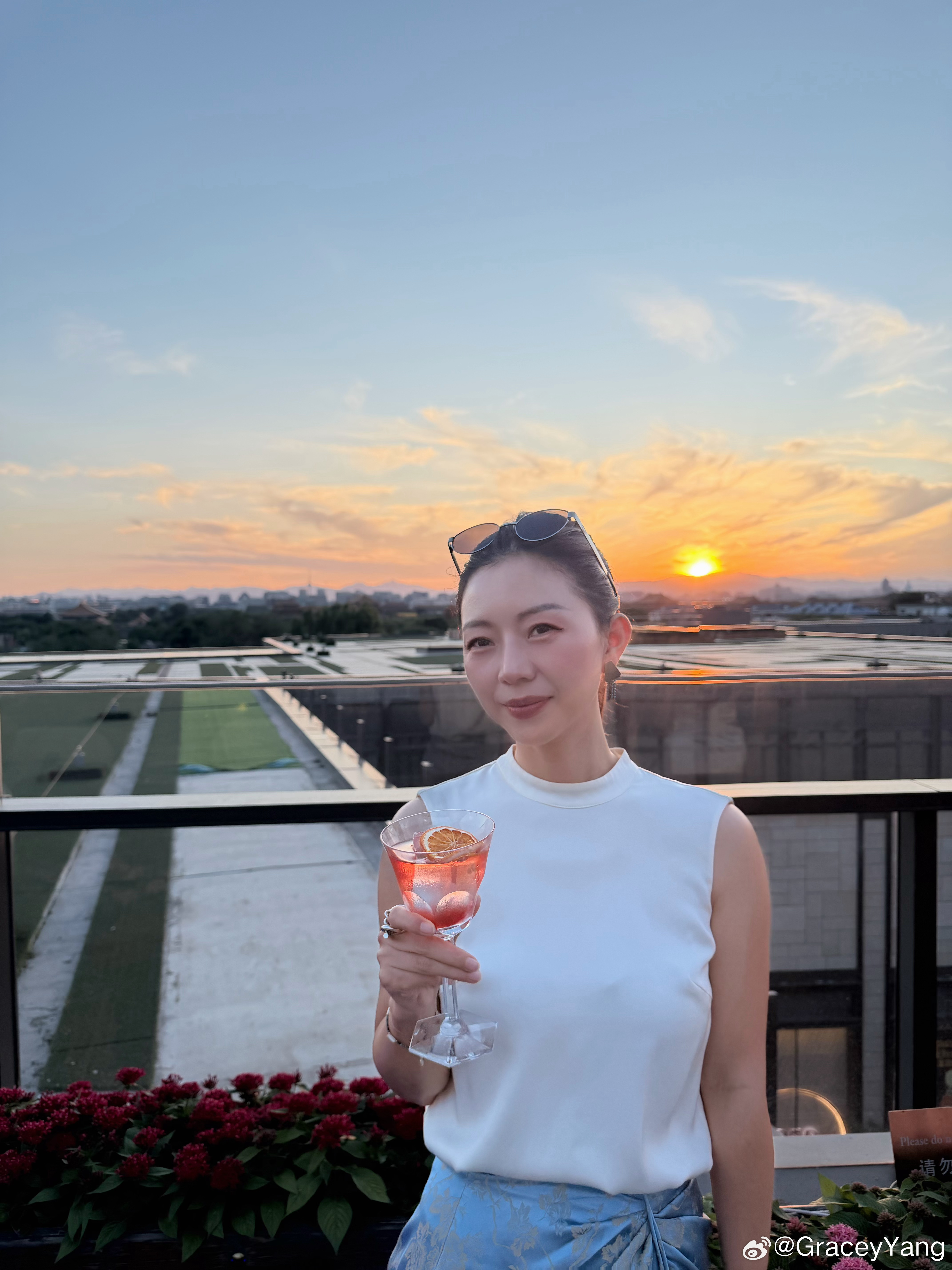 好久没参加活动了，今天与我喜欢的品牌Baccarat 在北京最美的日落中碰杯🥂