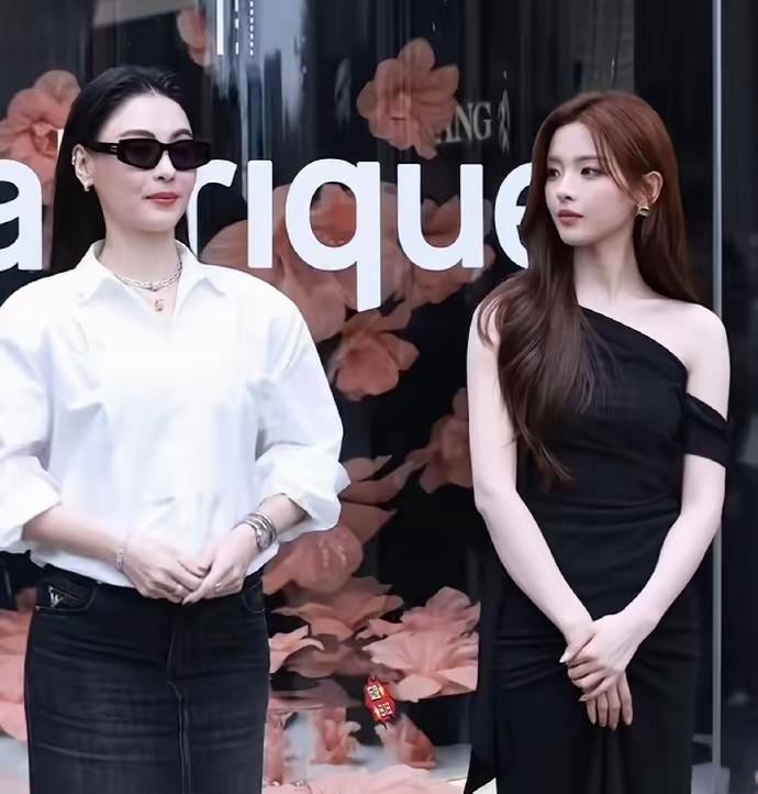 张柏芝堪称人生赢家，拥有三个帅气宝贝。
瞧瞧这颜值！
张柏芝与杨超越同框，70后