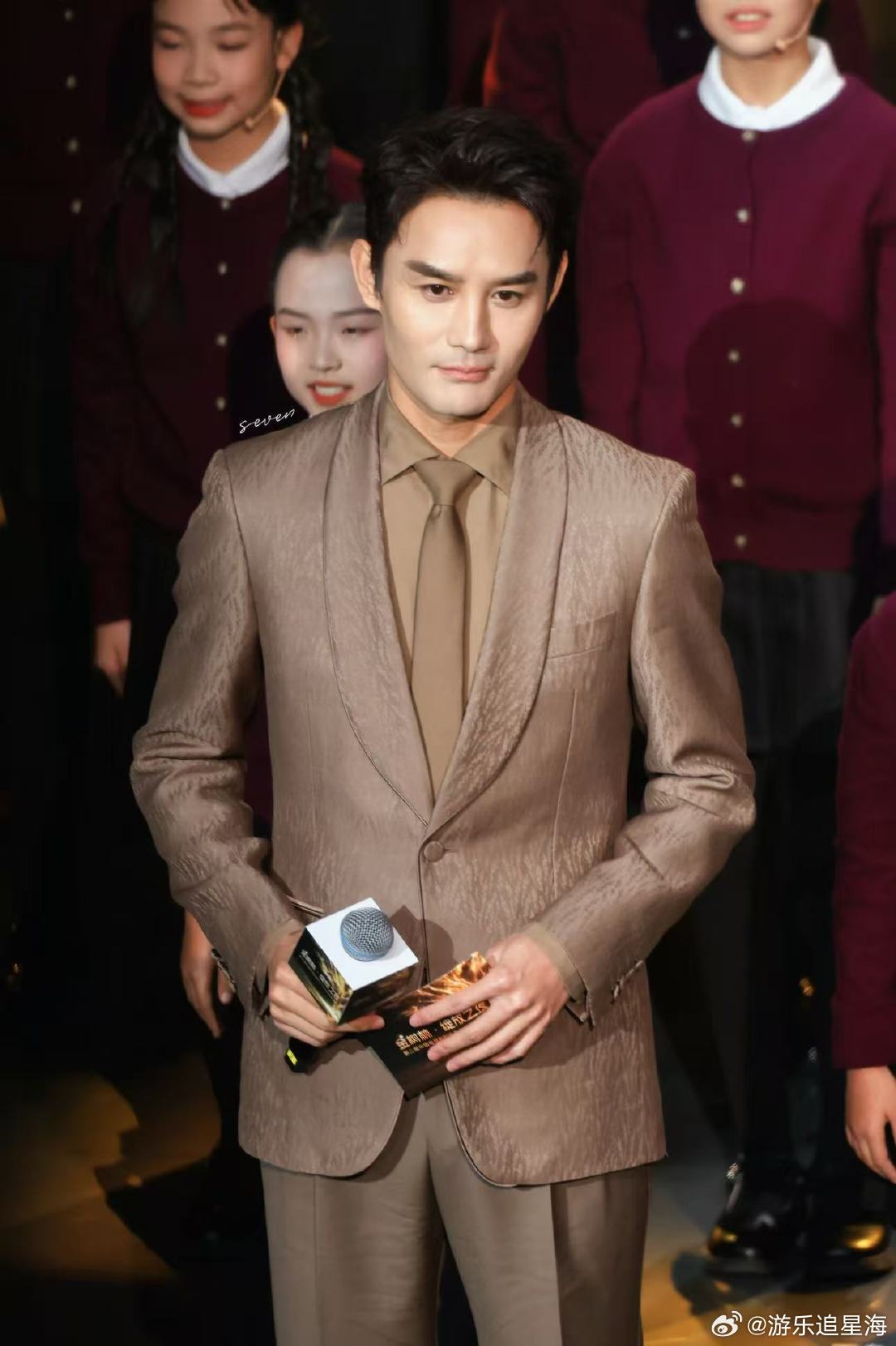 王凯凡尔赛式紧张 深圳主持首秀来袭！王凯嘴上说紧张，我们却百分百放心，从容优雅+