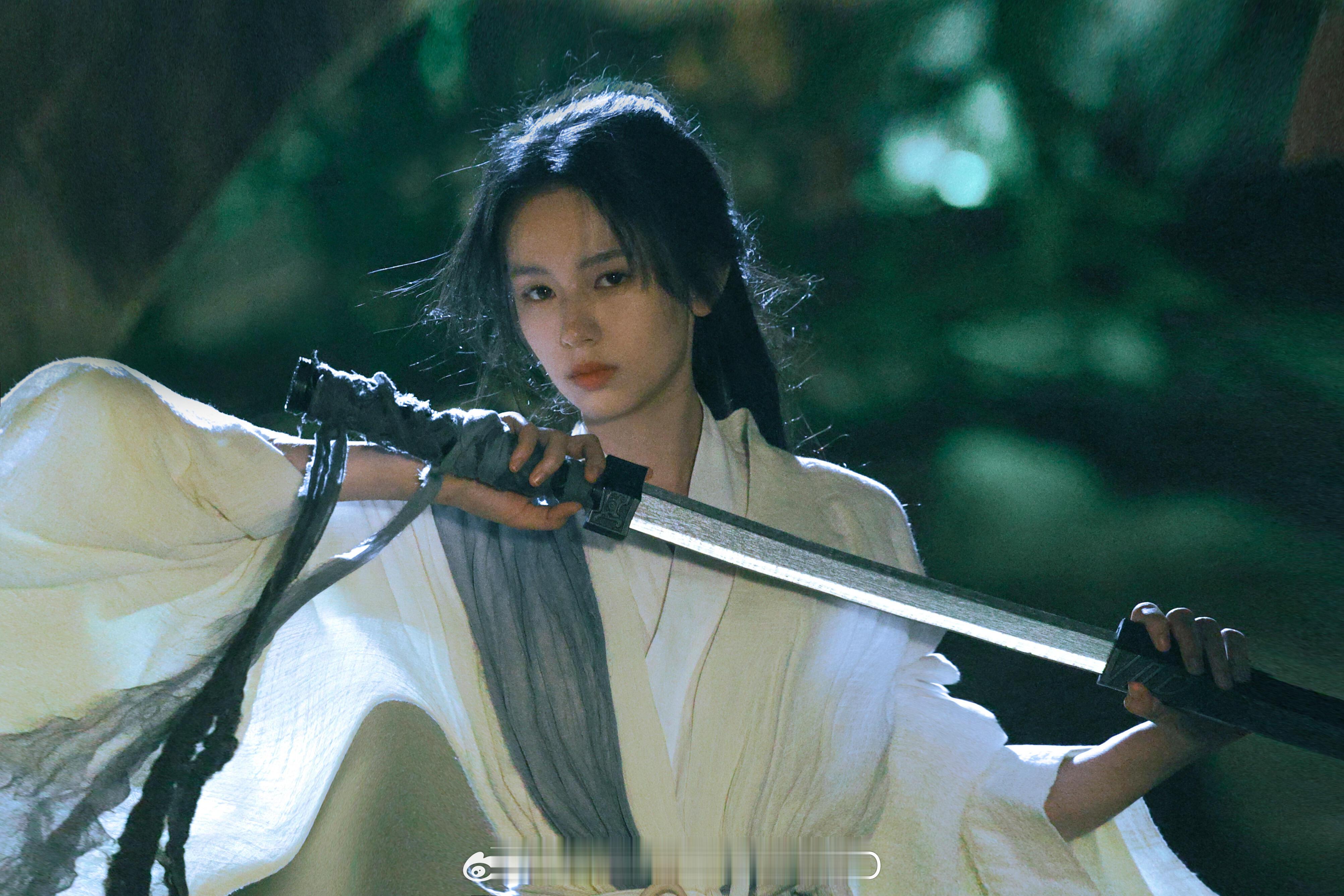 周也最新古风大片，清冷感江湖侠女，古早武侠片既视感！！[好喜欢][好喜欢] ​​