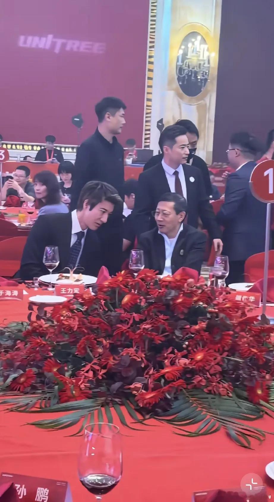 王力宏受邀参加宇树科技上市答谢午宴，他咖位稍微差了一点，与沈南鹏挨着，与宇树老总