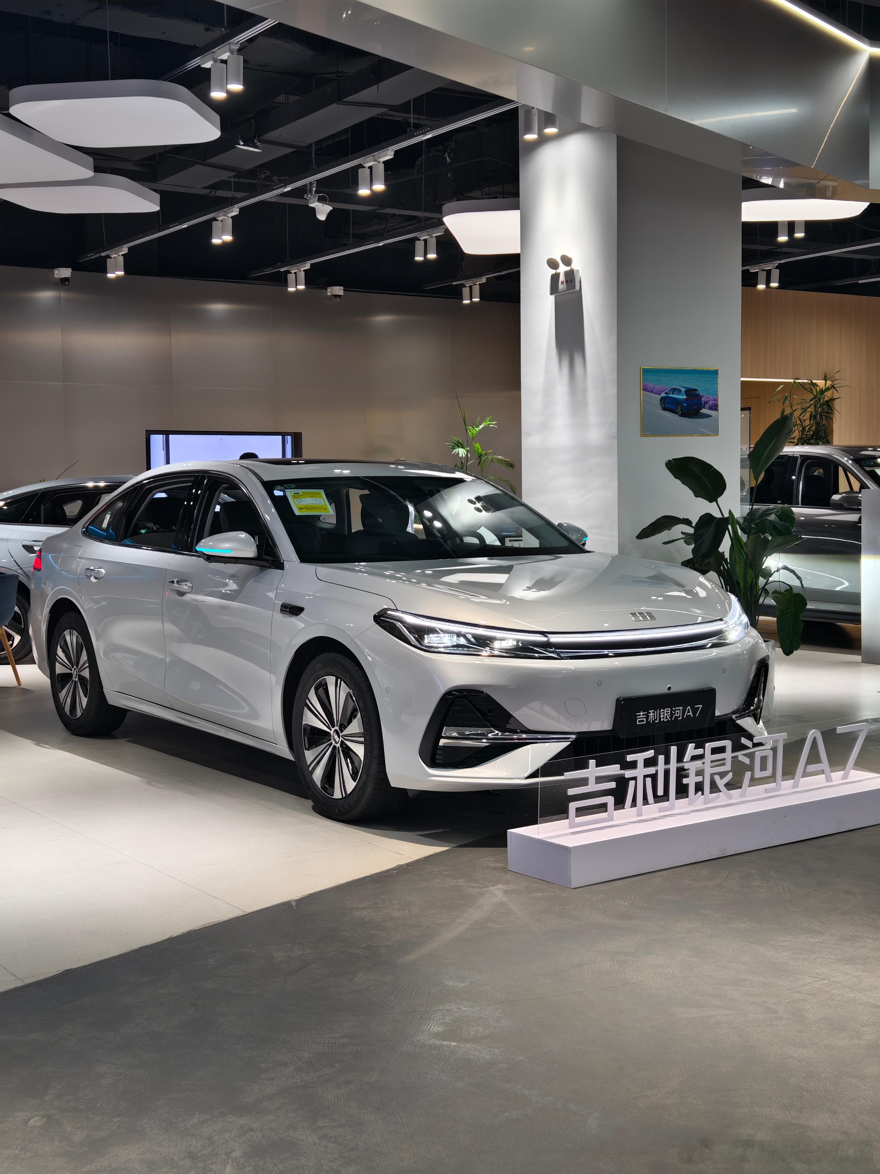 吉利银河A7上市8.18万元起 说来惭愧，我到昨天晚上才去看了银河A7。（还是借