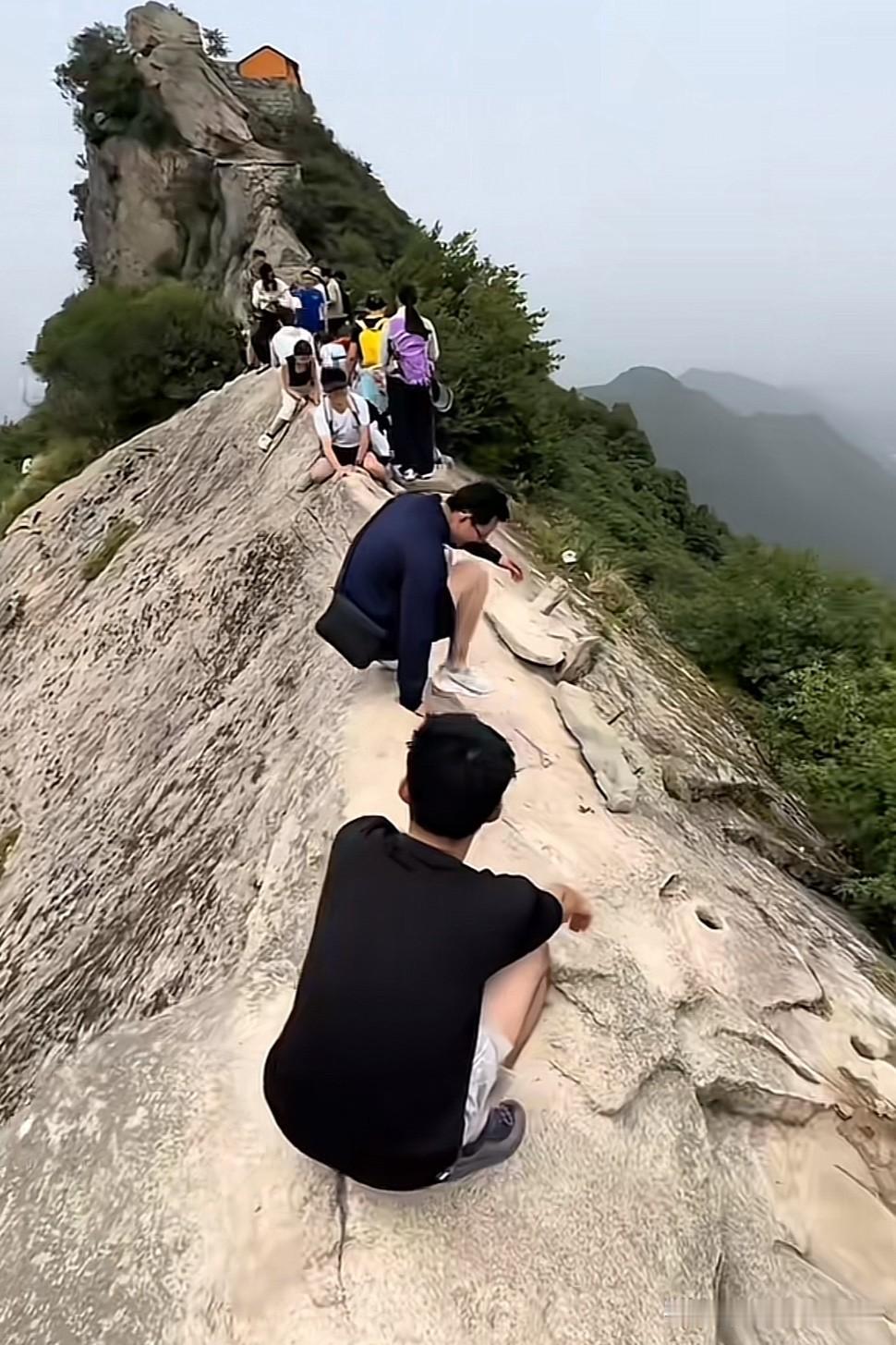 有句话说不作就不会S，现在的人不知道是钱多任性还是吃饱撑的！

这么危险的地方也