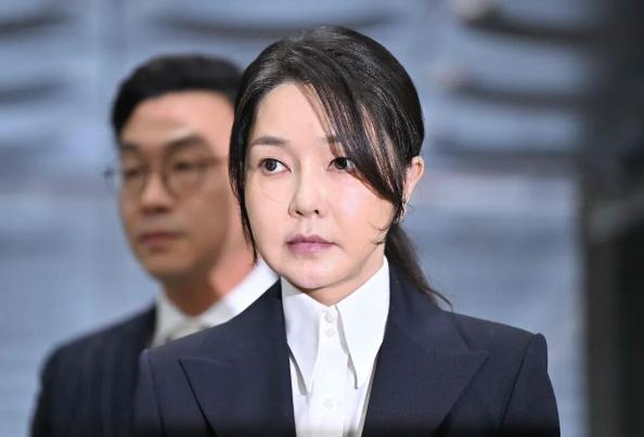 据韩媒报道，尹锡悦夫人金建希股价操纵案二审主审法官凌晨死于法院内

据韩国《朝鲜