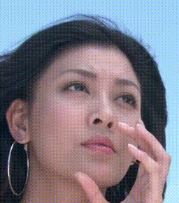 男人总是那么狡猾，明明敲门了，却不会自己把门推开。非要等女人打开门锁，温柔地招呼