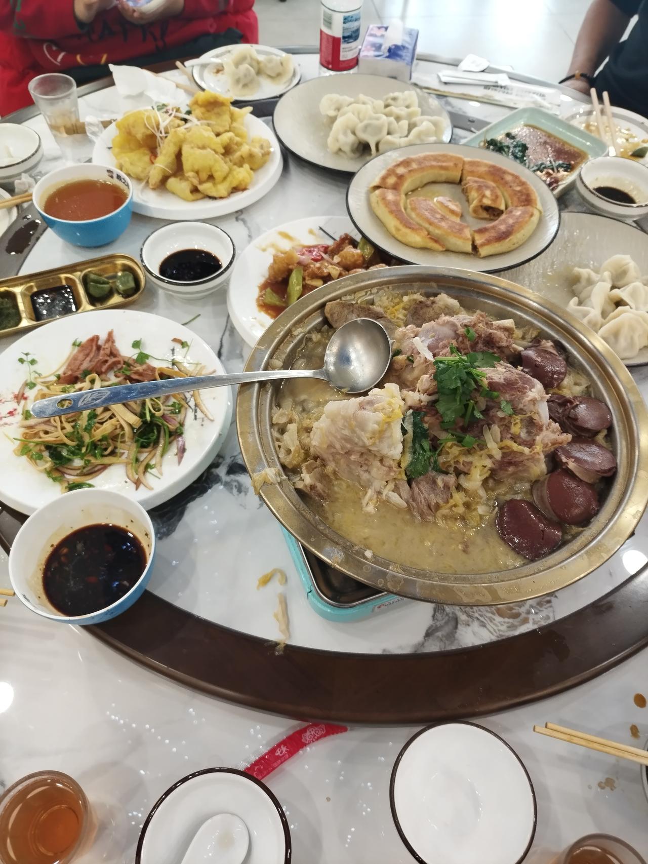 今天是阴历23过小年儿。

在家过小年，儿子心疼他媳妇儿和他妈挨累。

提议到饭