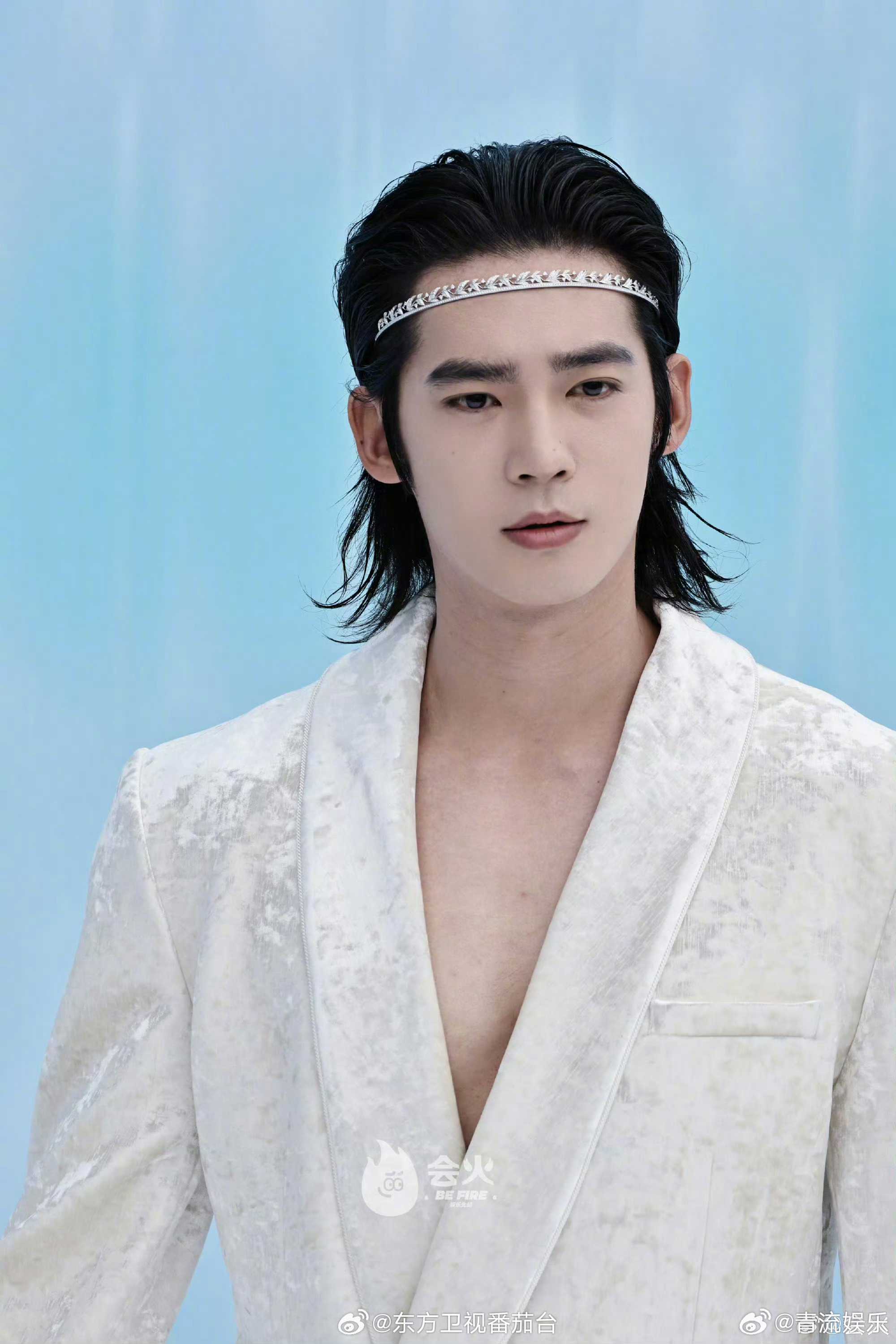 于适ELLE红毯抹额造型捕捉到一个ELLE红毯 上的，白色抹额好神性！[拜托]于