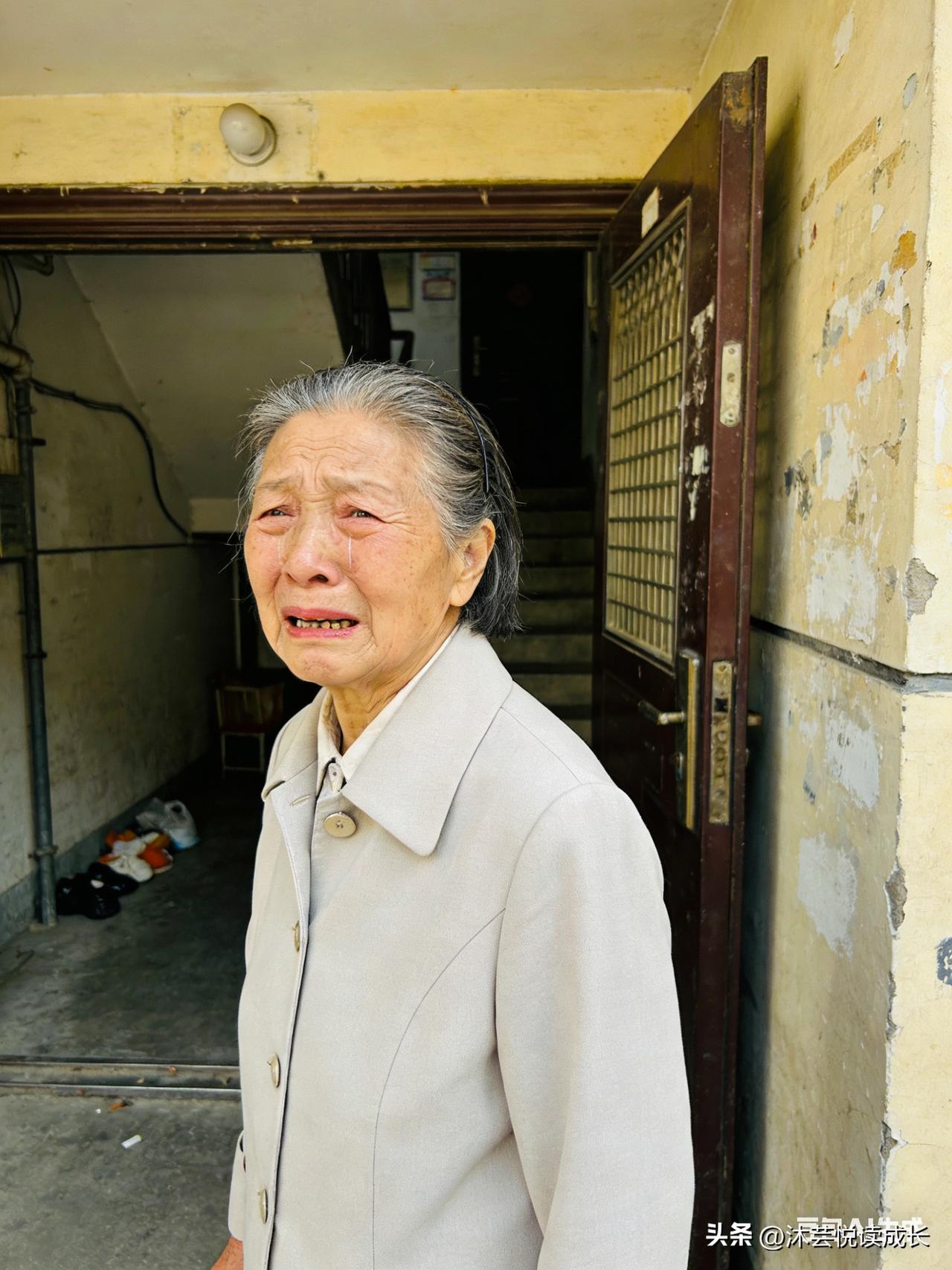 因重男轻女寒透心，母亲被儿赶出求收留，朋友该原谅吗？

我一个朋友，从小被母亲重