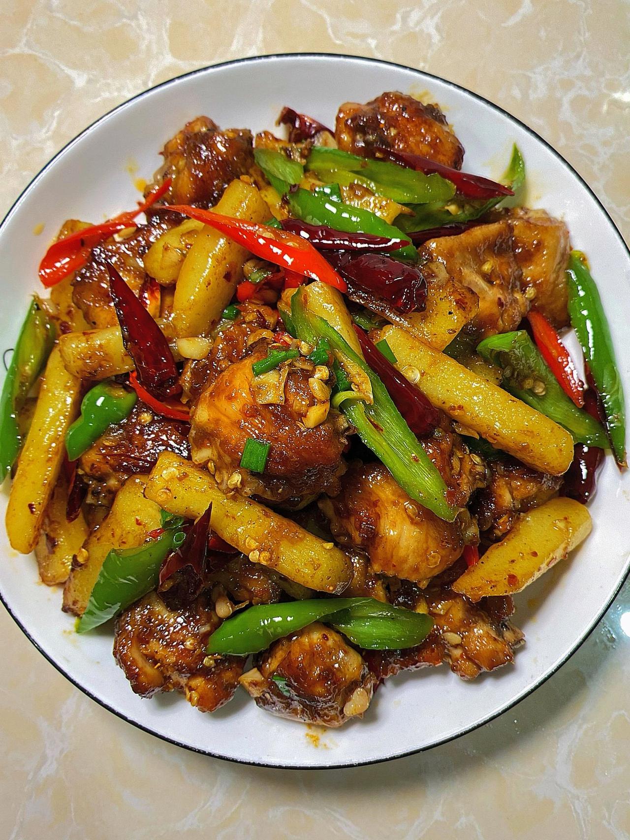 家庭版干锅鸡翅，真的好好吃信我一定要试试
食材：鸡翅 土豆 小米辣 干辣椒 小葱