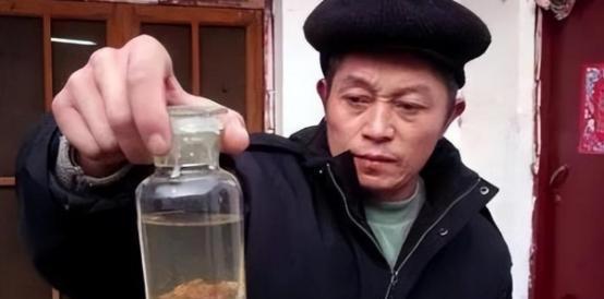 1981年，河南一高材生毕业后，端上了“铁饭碗”，却突然得“怪病”成了废人，25