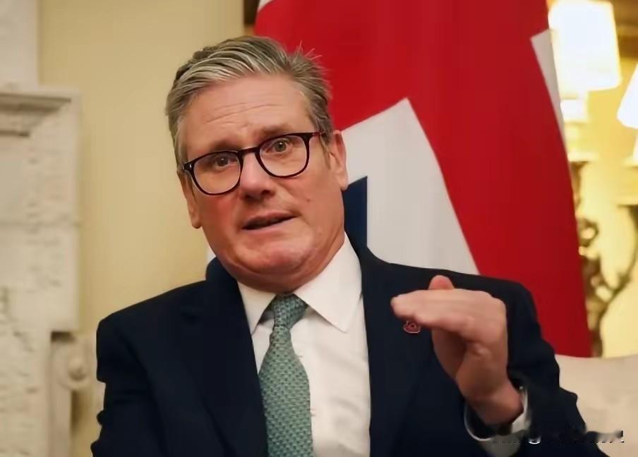 英国首相斯塔默，面对记者尖锐提问：“访华是否惹怒特朗普”，斯塔默笑着调侃：“有人