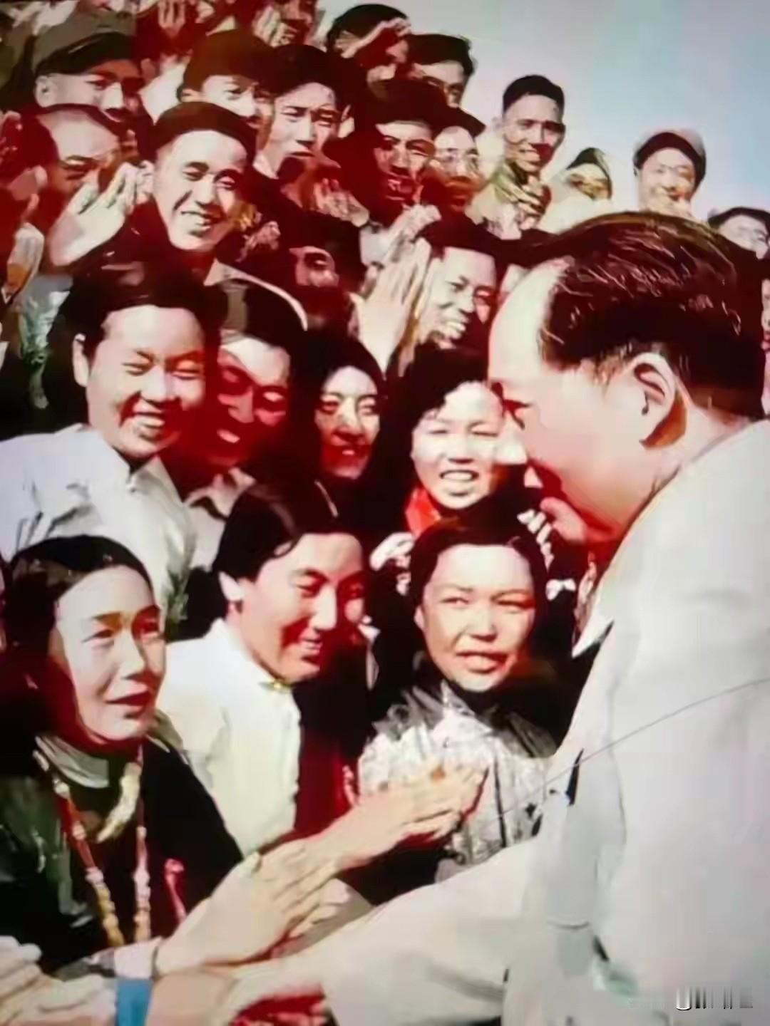 毛主席亲切会见各界群众，掌声雷动、盛况空前，场面热烈感人。