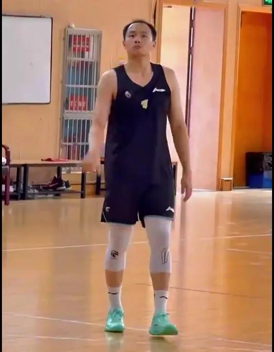 王奕博传言被青岛顶薪关注，这样竞价是好事，他在队训练也是无可奈何

王奕博今天还