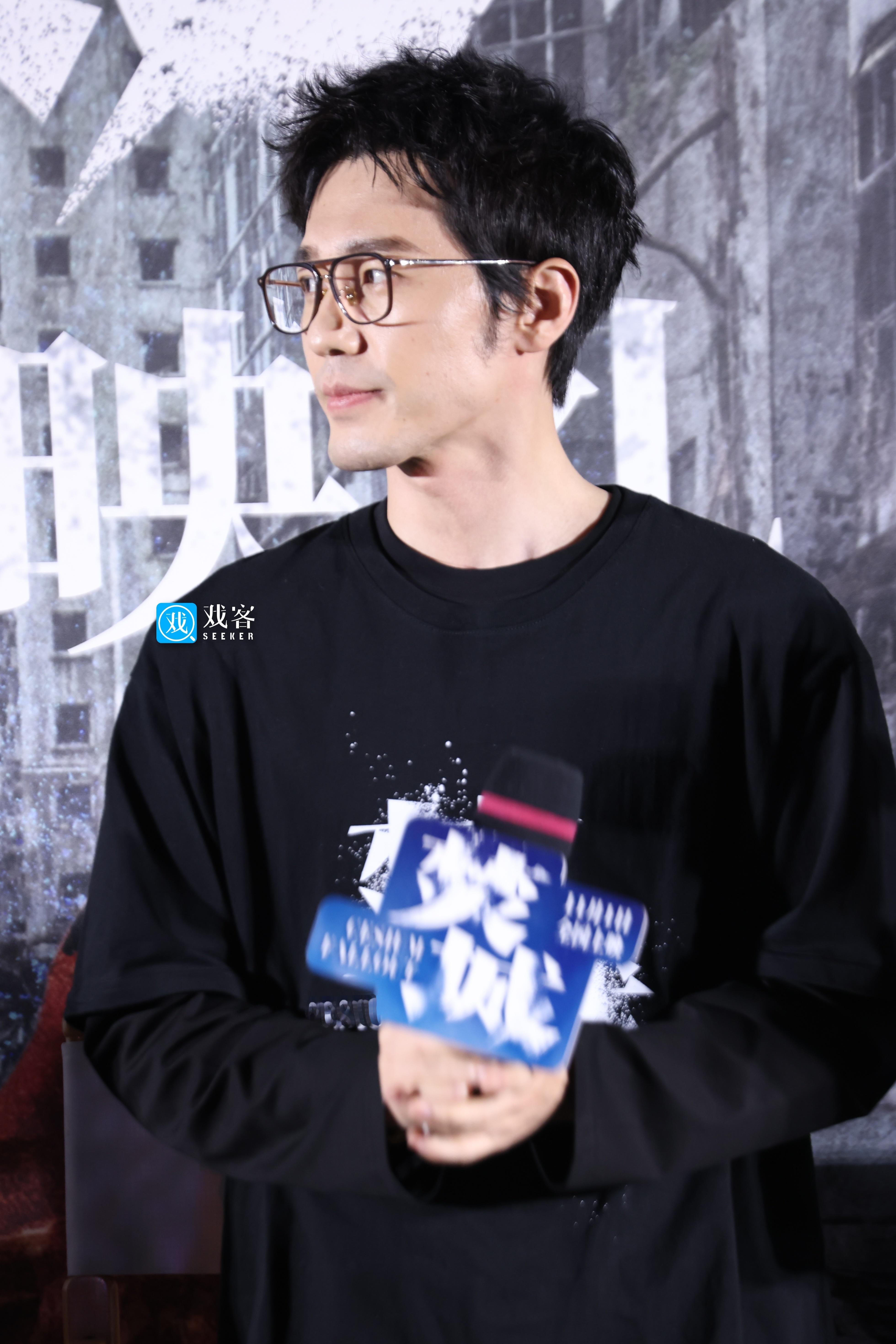 【戏客现场】#电影焚城北京首映礼# 白宇今日份《焚城》首映不一样look生图[开