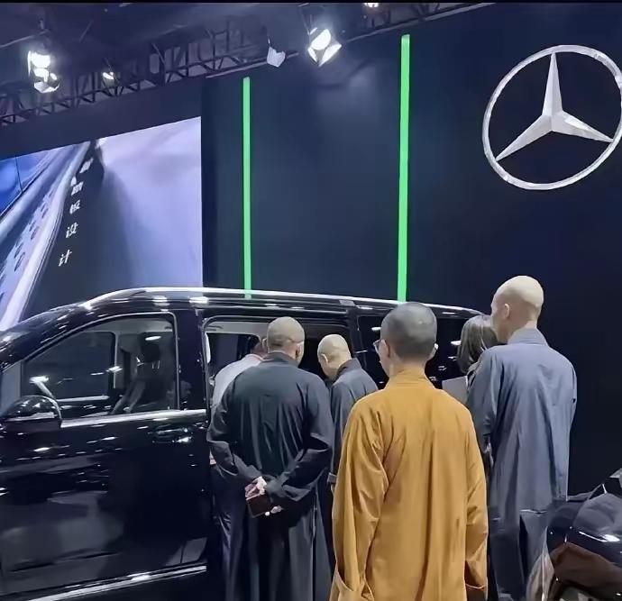 以后你还会傻乎乎的向寺庙捐钱吗？
你觉得和尚穷，其实他们个个比普通老百姓富的多，